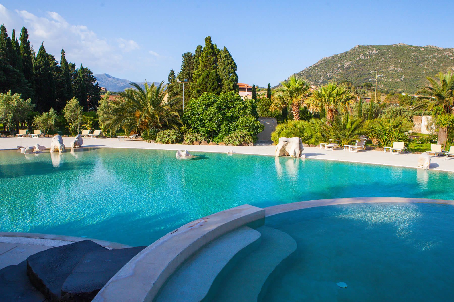 Hotel piscina sardegna, relax hotel guspini tartheshotel Giardini e piscine